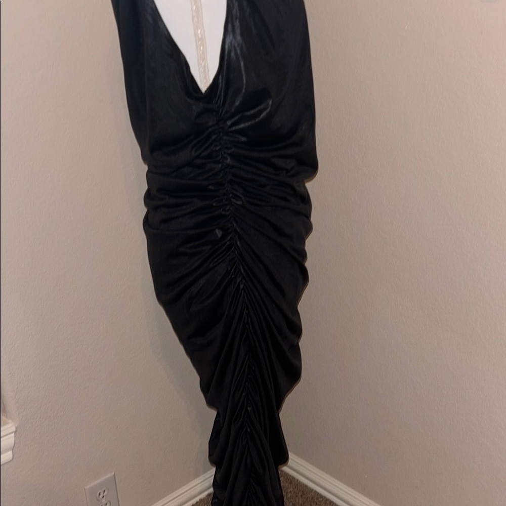 Elegant Black One-Shoulder Dress - Picture 6 of 8